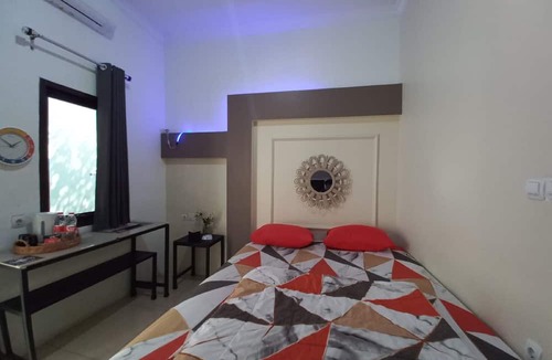 Karawang Timur Hotel | OYO 93962 Jm Guest House