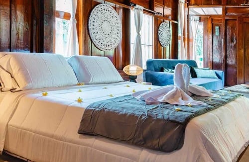 Celuk Bed & Breakfast | Rose luxury tropical eden forest view