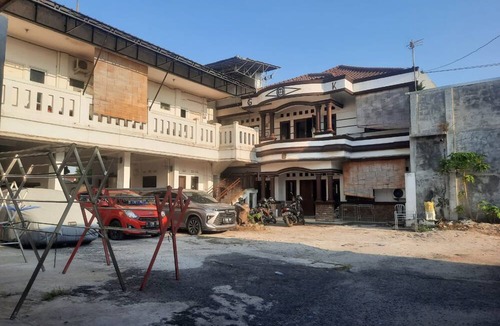 Karawang Hotel | OYO Life 93160 Kost Jenny Karawang