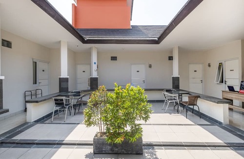 West Cirebon Hotel | OYO Living 1877 Side Corner