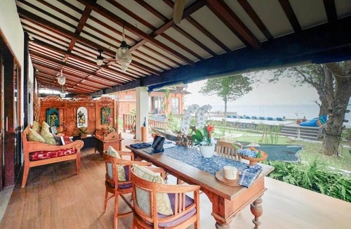 Sukadana Hotel | Kampung Kecil Front Beach
