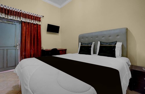 Sumberagung Hotel | OYO 95262 Hotel Djatmiko Villa's Family