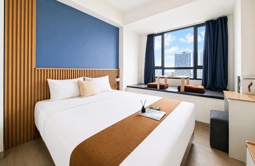 Panunggangan Utara Apartment | Chic Blue Tinted Studio Room At Apartment Collins Boulevard