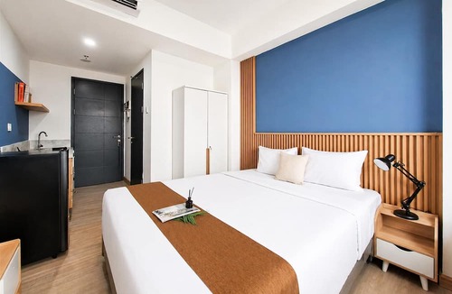 Panunggangan Utara Apartment | Chic Blue Tinted Studio Room At Apartment Collins Boulevard