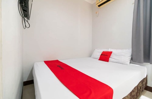 Bendungan Hilir Hotel | RedDoorz @ Tondano Benhil