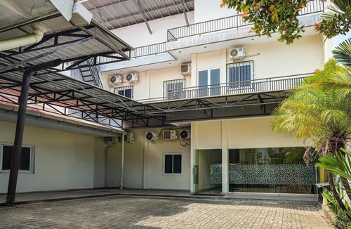 Makassar House | Modern suite Retreat W/Free WiFi and Parking
