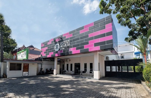 Makassar House | Luxury Deluxe DBL Retreat W/Free WiFi and Parking