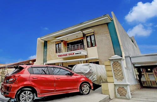 Surabaya House | Cozy Twin Escape with Free WiFi and Parking