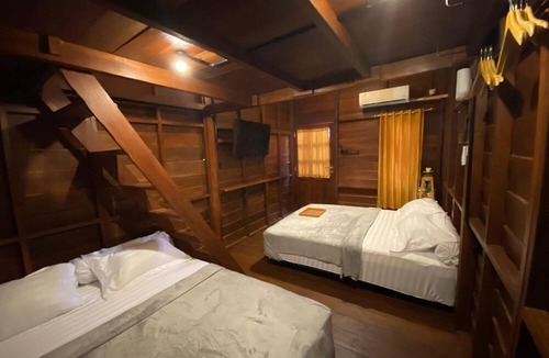 Depok Villa | Tropical House and Mini Golf Yogyakarta