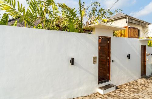 Beraban Villa | VILLA ATAO NYANYI BEACH - In front of entrance to NUANU
