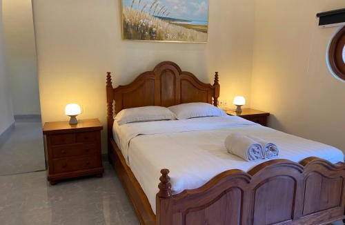 Tahunan Hotel | Travellers Room By The Gecho Inn Country