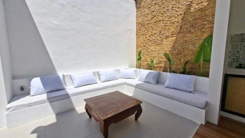 Praya Barat Villa | Costa Luna Villa