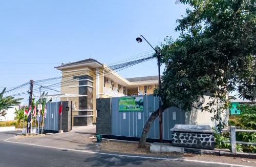 Pati Hostel | Urbanview Wisma Tentrem Syariah near Stadion Joyokusumo