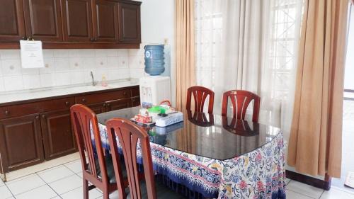 Bandung Villa | Green Cozy House In Dago