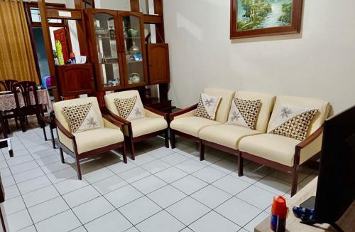Bandung Villa | Green Cozy House In Dago