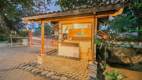 Pelabuhan Ratu Hotel | RedDoorz @ Pantai Pelabuhan Ratu 2