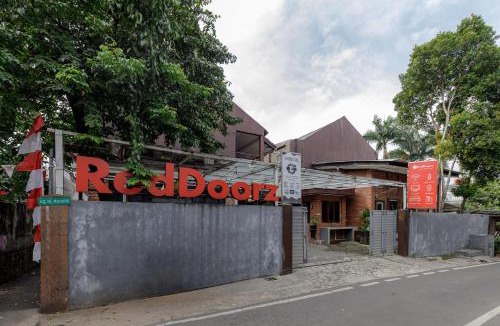 Ragunan House | RedDoorz Plus At Ampera Raya