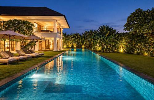 Berawa Villa | Grand Villa Puri Padi - prime Canggu beach location, 25x5 infinity Pool!