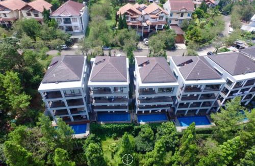 Bandung Villa | Chamomile Hill View Villa 6 Bedrooms With a Private Swimming Pool and a Movie Room and a Billiard Table