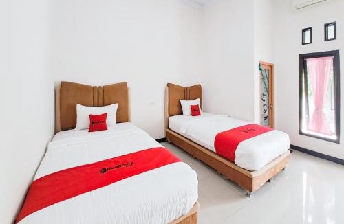 East Lampung Hostel | RedDoorz Syariah at Labuhan Maringgai Lampung 2