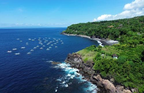 Tumbu Village Bed & Breakfast | Makawi Tuwa Cliff - Luxury Cliff Stay with Private Beach, Infinity Pools and Ocean View