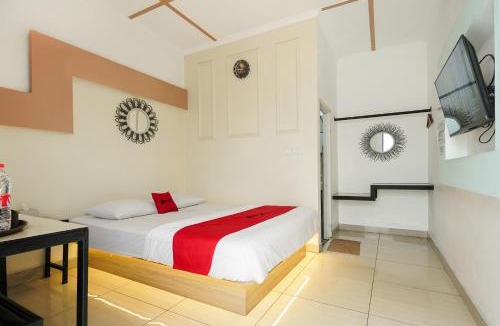 Karawang Hotel | RedDoorz at Jalan Otista Karawang