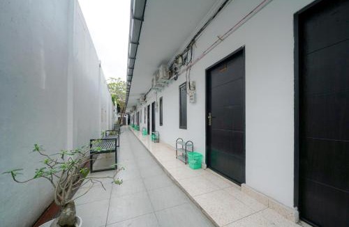 Karawang Hotel | RedDoorz at Jalan Otista Karawang