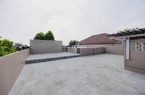 East Jakarta House | Urbanview Hotel Syariah Viero Condet