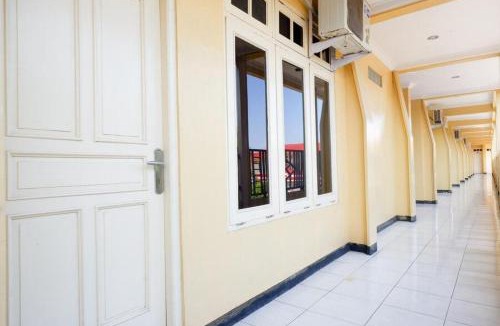Cilacap Hotel | RedDoorz Plus near Stadion Wijaya Kusuma