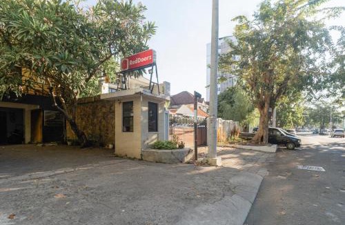 Gubeng House | RedDoorz near Gubeng Station Surabaya