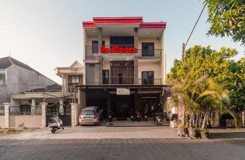 Surabaya House | RedDoorz Syariah @ Ketintang Surabaya
