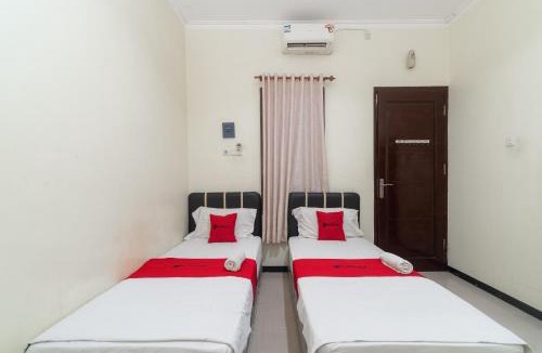 Surabaya House | RedDoorz Syariah @ Ketintang Surabaya