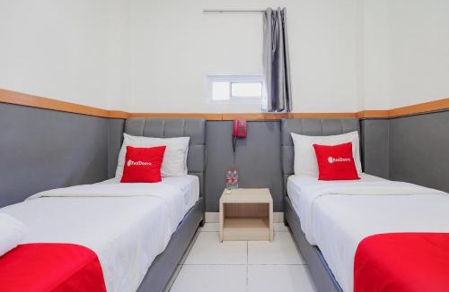 Kebon Sirih Hotel | RedDoorz near Sarinah Mall