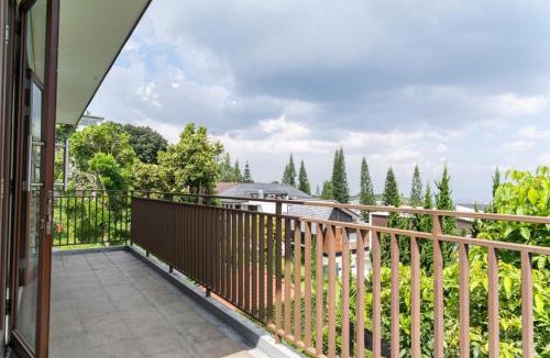 Bandung Villa | Breeze Blows City View Villa 4 Bedrooms and 1 Familly Bedroom With a Private Heated Swimming Pool and a Billiard Table