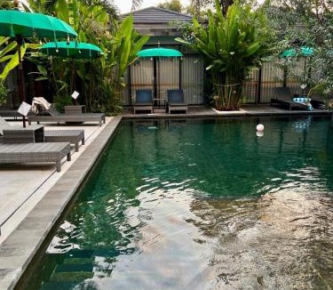 Lovina Hotel | Le Chien Rouge