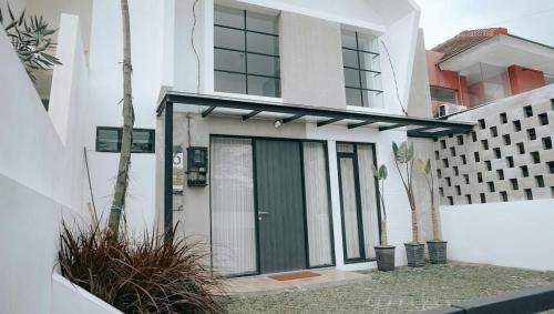 Malang House | Omahe Malang Boho Urban Jungle Private House