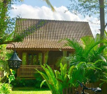 Lodtunduh Villa | Ubud Auroville bright wooden home with kitchen