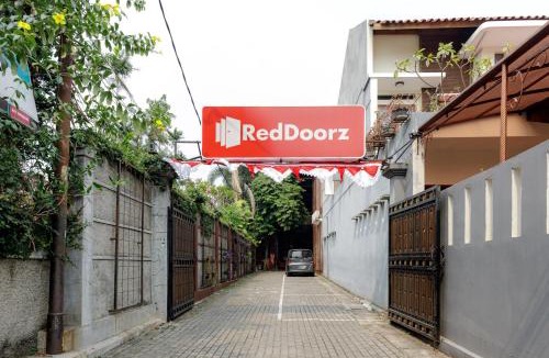 Jakarta House | RedDoorz @ Cilandak Timur