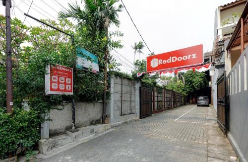 Jakarta House | RedDoorz @ Cilandak Timur