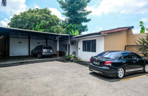 Purwokerto House | RedDoorz near GOR Satria 3