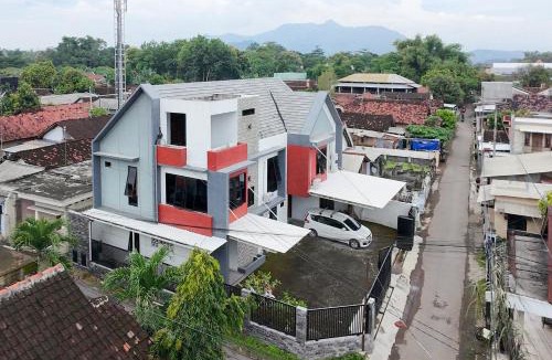 Kediri Hotel | Urbanview Sibayak House near Stasiun Kediri