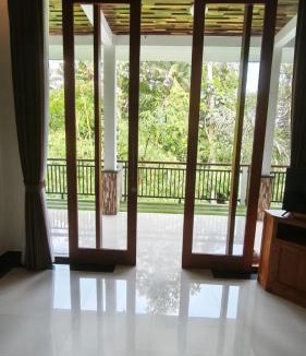 Kutuh Kaja Villa | Baruna Sari Villa yoga and reatret view jungle