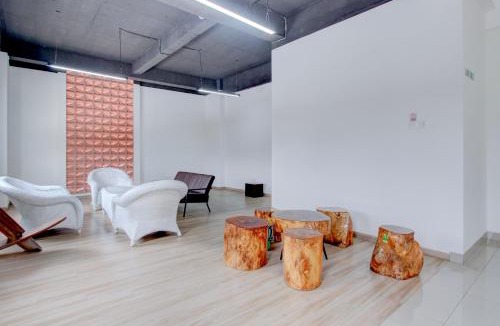 Grogol Hotel | Townhouse Oak near The Park Mall Solo formerly D'Nawasena Guest House