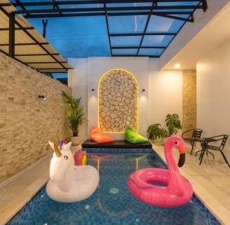 Sleman Villa | Villa Rooz BARU private pool dining kitchen