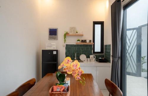 Sleman Villa | Villa Rooz BARU private pool dining kitchen