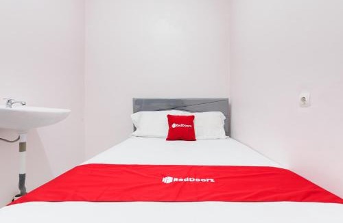 Bogor Tengah Hotel | RedDoorz at Terus Manis Suryakencana