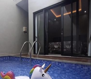 Sidomulyo Villa | DinHam Sunrise Villa dekat Jatim Park 3 Private pool 3kt full AC