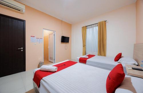 Binong House | RedDoorz near Siloam Karawaci 3