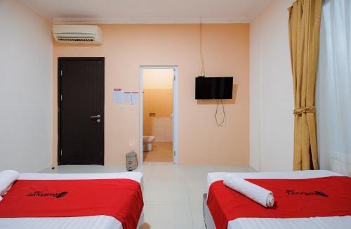 Binong House | RedDoorz near Siloam Karawaci 3