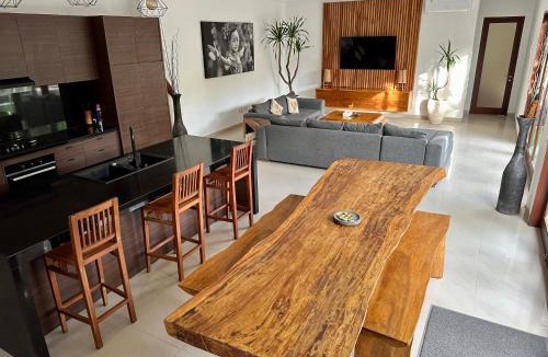 Dewi Sri Villa | Villa Tepi Sungai - 6BR Luxury Private Pool Villa - Seminyak Sleeps 14